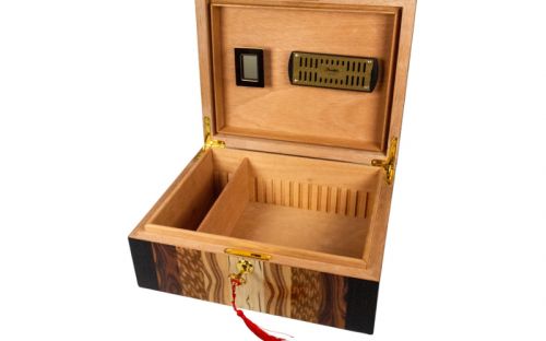 Humidor 50 szál szivar részére, lakkozott spanyol cédrusfa szivartartó doboz, kulccsal zárható, párásító, hygrometer - Passatore