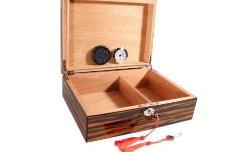 Humidor 40 szivar részére, spanyol cédrusfa szivar tároló doboz, hygrométer, párásító - Makassar-design