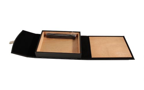 Utazóhumidor  - fekete bőr borítású spanyol cédrusfa szivartartó doboz, párásítóval