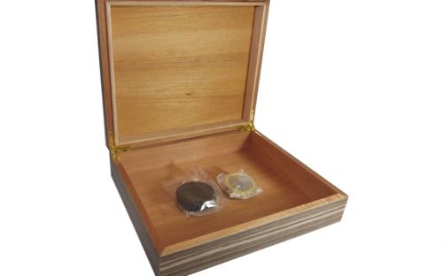 Humidor 30 szál szivar részére, zebracsíkos szivartartó doboz, párásító és belső hygrometer - Achenty!