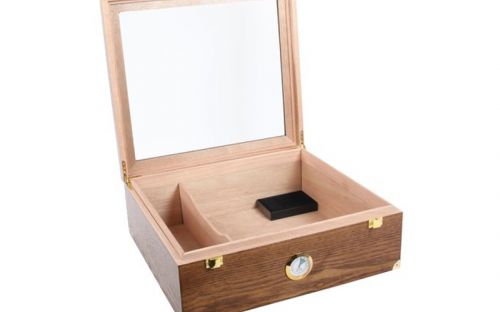 Humidor 40 szál szivar részére, világosbarna színű, cédrusfa, üveg tetővel, párásító és külső hygrometer - Achenty!