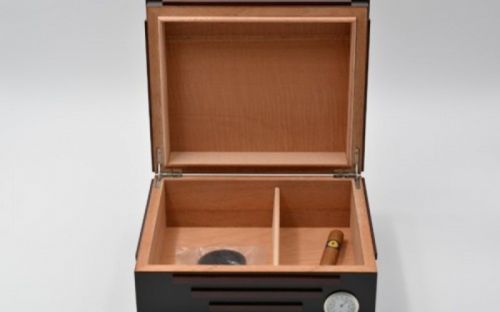 Humidor 40 szál szivarnak, fekete-cseresznye színű, cédrusfa szivar doboz, párásítóval és külső hygrometerrel