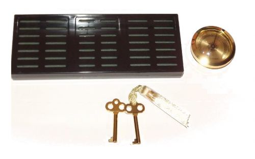 Humidor 30 szál szivar részére, mintás, lakkozott szivartartó doboz, kulccsal zárható, párásító és belső hygrometer