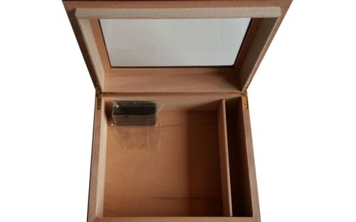 Humidor 40 szál szivar részére, bordó színű, cédrusfa, üveg tetővel, párásító és külső hygrometer - nagyon szép!