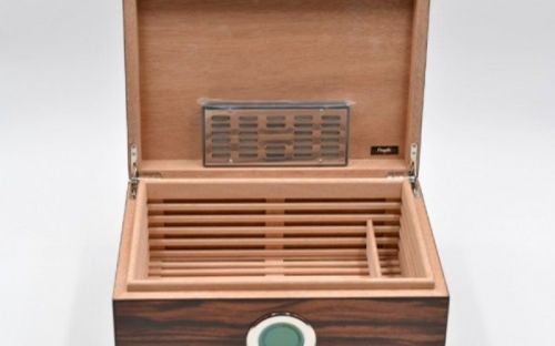 Exkluzív-Luxus humidor 50 szál szivar részére, cédrusfa szivar doboz, DIGITÁLIS hygrométerrel - barna-csíkos