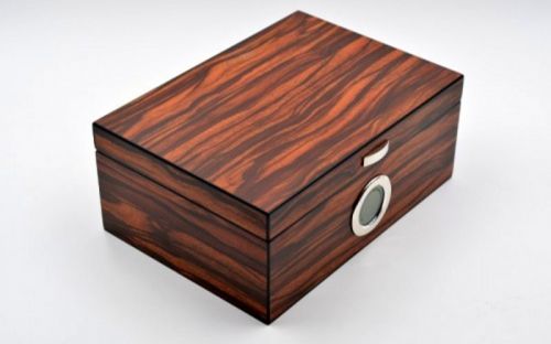 Exkluzív-Luxus humidor 50 szál szivar részére, cédrusfa szivar doboz, DIGITÁLIS hygrométerrel - barna-csíkos