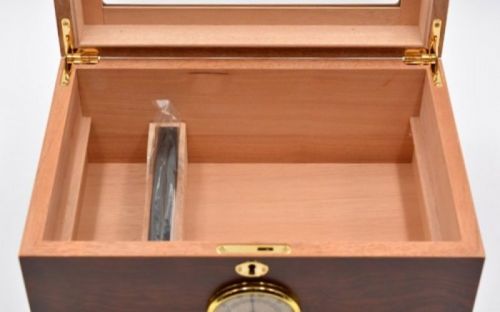 Humidor 50 szivar részére, barna színű cédrusfa szivar doboz, mintás üvegtetővel, külső hygrometerrel