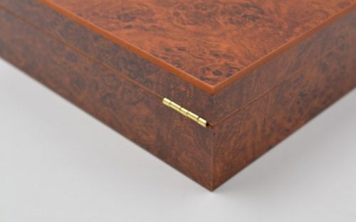 Humidor 25 szál szivarnak, gyökérmintás barna színű, párásítóval