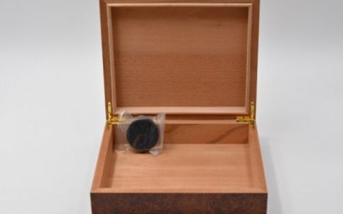 Humidor 25 szál szivarnak, gyökérmintás barna színű, párásítóval