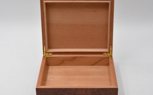 Humidor 25 szál szivarnak, gyökérmintás barna színű, párásítóval