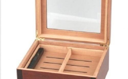 Humidor 40 szivar részére, diófa borítással, üveg tetővel, külső hygrometerrel