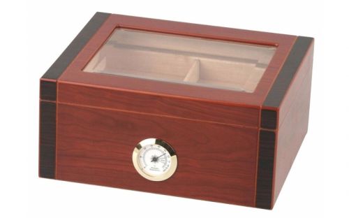 Humidor 40 szivar részére, diófa borítással, üveg tetővel, külső hygrometerrel