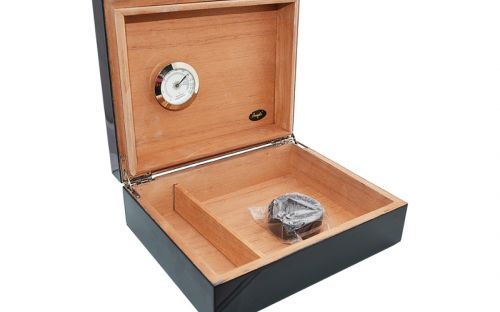 Humidor 15 szál szivar részére, lakkfekete cédrusfa szivar tároló doboz, párásítóval, hygrométerrel