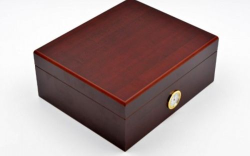 Humidor 40 szál szivar részére, cédrusfa szivar doboz, párásítóval, külső hygrométerrel - vöröses barna, Angelo