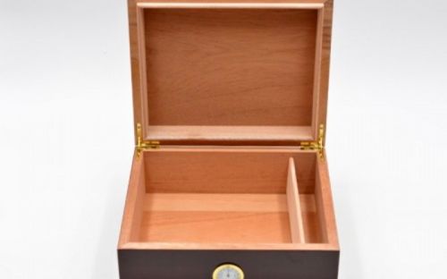 Humidor 40 szál szivar részére, cédrusfa szivar doboz, párásítóval, külső hygrométerrel - vöröses barna, Angelo