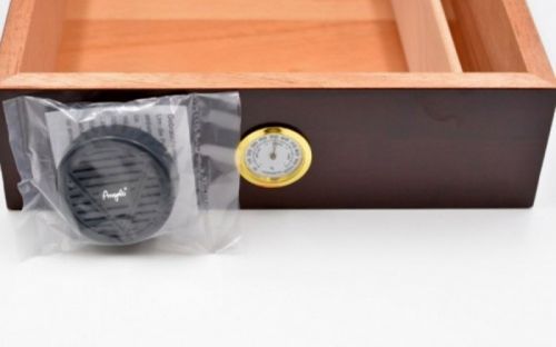 Humidor 40 szál szivar részére, cédrusfa szivar doboz, párásítóval, külső hygrométerrel - vöröses barna, Angelo